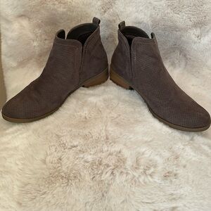Universal Thread Faux Suede Ankle Boots / Women’s Size 7, Grey